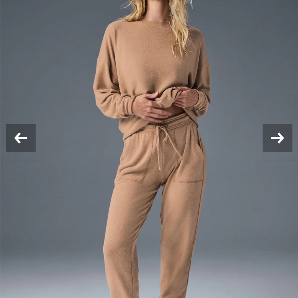 Alo Soho toasted almond jogger set shirt pants